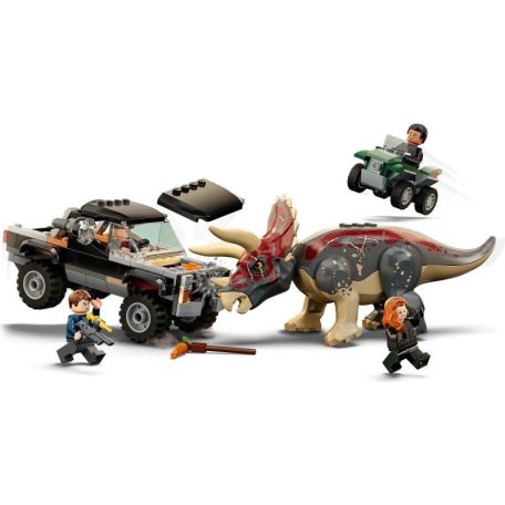  LEGO® Jurassic World - Triceratops támadása a teherautó ellen (76950)