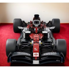 Piros-fehér versenyauto építőkészlet 1300+ darabos